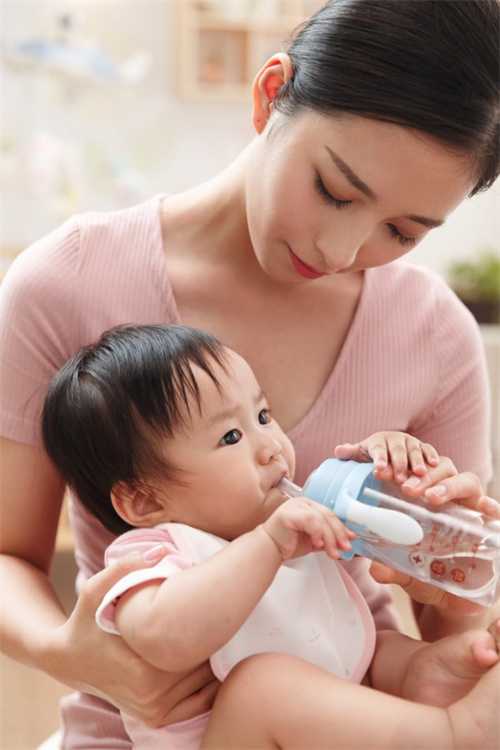 婴儿频繁吞咽口水并发出声音，究竟是什么因？